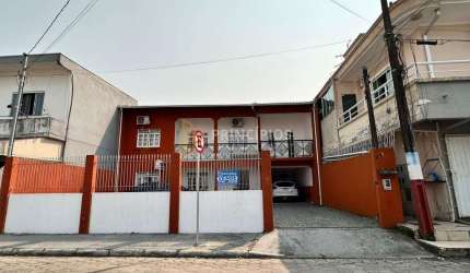 Sobrado com 6 dormitórios à venda, 260 m² por R$ 890.000 - Centro - Navegantes/SC