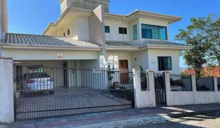 LINDA CASA - situada em lugar alto , no centro de Barra Velha . Com vista panorâmica para cidade, lagoa e mar.