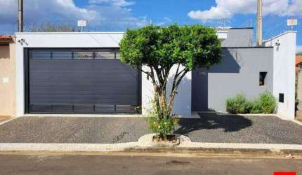 Sobrado à Venda no Bairro Cidade Jardim, Americana com 3 Quartos (1 Suíte) e Garagem.
