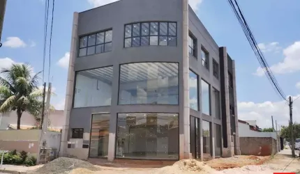 Salão Comercial à venda no Jardim Dona Regina em Santa Bárbara d'Oeste com 15 salas e 8 vagas de garagem.