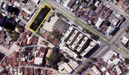 Terreno com 1.400m2, com imóveis desembaraçados, livre para construir, com localização estratégica.