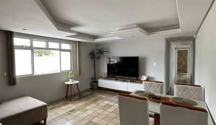 Apartamento à venda em Campo Grande, espaçoso e reformado. À VISTA!