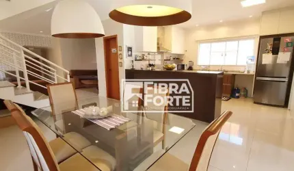 Casa para venda em condomínio fechado em Valinhos com 3 suítes e píscina.