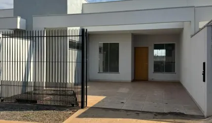 Casa espaçosa com 2 quartos sendo 1 suíte
