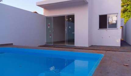 Vende-se casa nova 03 quartos sendo 01 suite, sala de tv, copa, cozinha, Wc social, piscina e churrasqueira, casa com área construída de 91,35m2 .