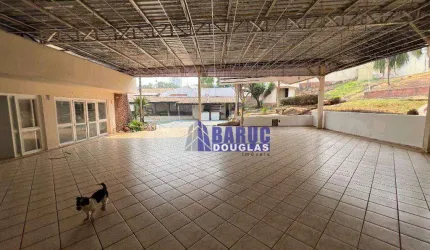 Aluga-se ampla casa comercial no Bairro Santa Rosa, com Ótima localização (casa de esquina) com 3.400m2 de terreno e 1.600m2 de área construída.