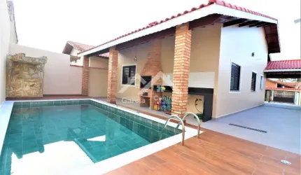 Casa em Peruíbe moderna com 3 quartos e área de lazer com churrasqueira e piscina