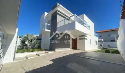 Sobrado com piscina e 4 suítes perto da praia de Peruíbe
