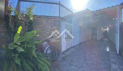 Casa em Peruíbe com 2 quartos e área de lazer com churrasqueira