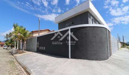 Casa bem localizada em Peruíbe com 2 quartos e área de uso comum com piscina