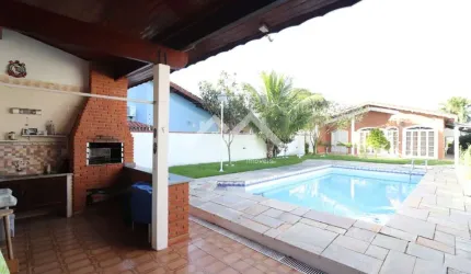 Casa em Peruíbe com terreno grande com 3 suítes edícula e área de lazer com churrasqueira e piscina