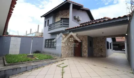 Sobrado lado praia com 3 suítes e edícula em Peruíbe