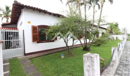 Casa em Peruíbe com 4 quartos e área de lazer com piscina