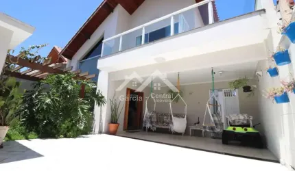 Casa próximo a praia em Peruíbe com 4 quartos e área de lazer com piscina