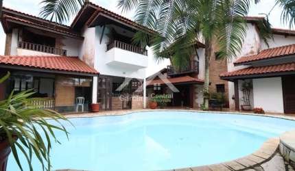 Casa em Peruíbe com 5 quartos, sendo 1 suíte e área de lazer com piscina e churrasqueira