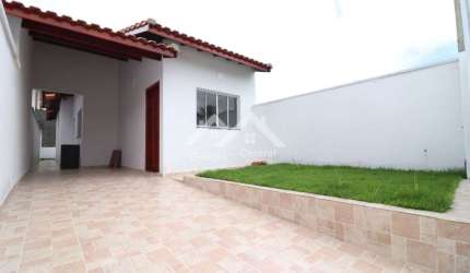Casa em Peruíbe com 2 quartos (1 suíte) e garagem para 2 carros