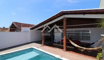 Casa com 2 quartos edícula e área de lazer com piscina em Peruíbe
