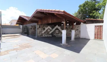 Casa com 5 dormitórios e piscina, localizada no Centro de Peruíbe