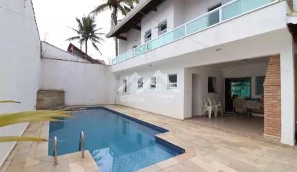Sobrado próximo a praia em Peruíbe com 4 quartos (3 suítes) e piscina