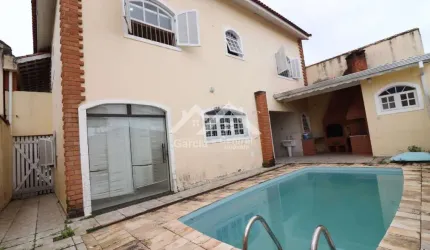 Sobrado com 4 dormitórios e piscina, no Centro de Peruíbe