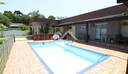 Casa com piscina em Peruíbe
