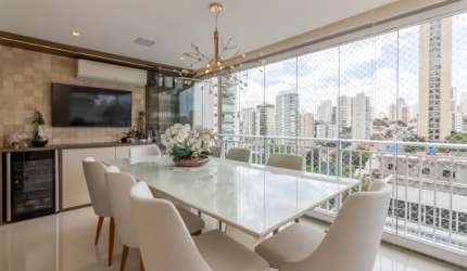 Apresentamos um espetacular apartamento na tradicional região da Vila Mariana. Localizado na Rua Embaixador Raul Garcia, esta residência destaca-se pelo design moderno, acabamentos de alta qualidade,
