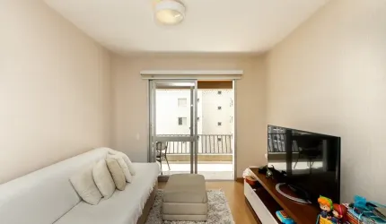 Localizado em um edifício tradicional de Moema, este apartamento de 78m² oferece um layout funcional e ambientes bem planejados.