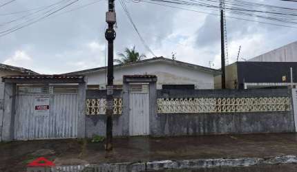 Casa no Treze de Maio Próximo à Padaria