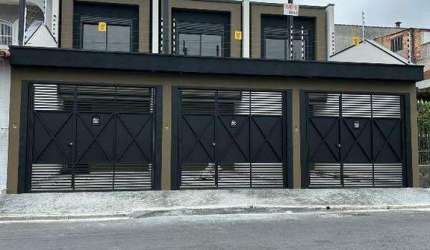Sobrados novos, com arquitetura contemporânea em rua residencial de ótima localização.