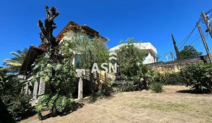 Triplex em terreno único, com piscina, no bairro Costazul