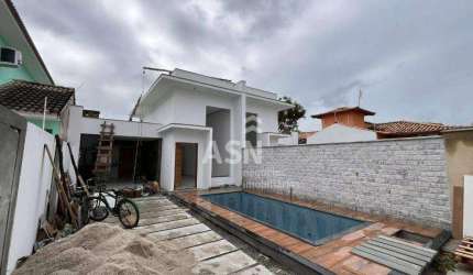 Luxuosa casa com piscina, muito conforto e sofisticação em localização privilegiada!!!