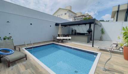 Linda casa no condomínio Valville 1