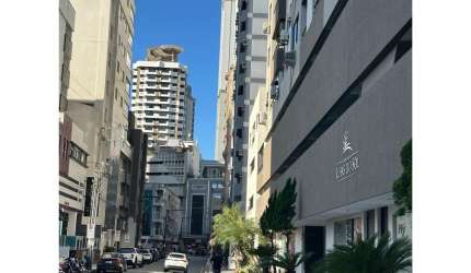 ALUGA-SE ANUAL APARTAMENTO NO CENTRO DE BALNEÁRIO CAMBORIÚ/SC