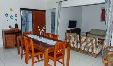 Pitangueiras - Uma quadra do mar - Totalmente reformado e decorado - Garagem no prédio - Serviço de praia.