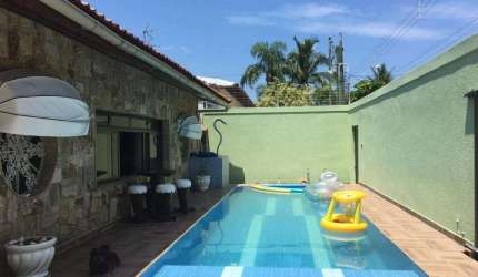 Praia da Enseada - Casa no Jardim Virgínia - 05 vagas - Piscina e churrasqueira.