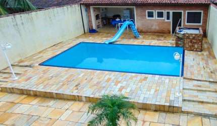 Praia do Guaiúba - Casa com 04 dormitórios - Piscina e churrasqueira - Vaga para 06 automóveis.