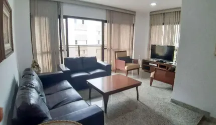 Apartamento amplo, 1 quadra da praia, com pequena vista para o mar, sala ampla 3 ambientes.