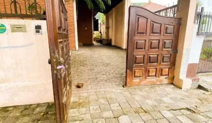 CASA TERREA AMPLA COM 3 DORMITÓRIO SENDO 1SUÍTE, ÁREA GOURMET, 1 VAGA PARA AUTO
