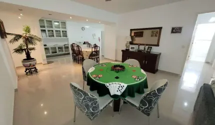 APARTAMENTO AMPLO COM 3DORMITÓRIOS, 1 SUÍTE, PEQUENA VISTA PARA O MAR, 1 VAGA PARA AUTO