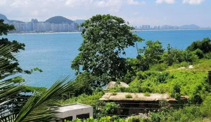 ASTÚRIAS - NA QUADRA DA PRAIA, MARAVILHOSA ÁREA DE LAZER, APTO REFORMADO E COM GARAGEM NO PRÉDIO.