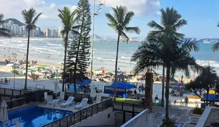 PRÉDIO FRENTE AO MAR NA ASTÚRIAS, APARTAMENTO COM 3 SUÍTES, 2 VAGAS PARA AUTO.
