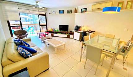 AMPLO APARTAMENTO COM 3 SUÍTES, MAIS O 4º DORMITÓRIO OPCIONAL, 2 VAGAS, VARANDA ESTENDIDA, NA REGIÃO NOBRE DA PITANGUEIRAS NO GUARUJÁ.