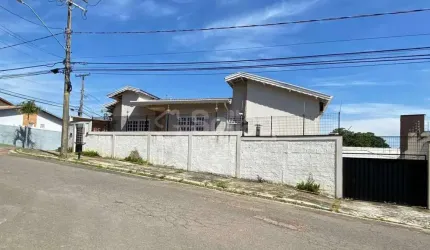 Casa para comprar com três quartos sendo uma suíte no bairro Jardim das Palmeiras na cidade de Valinhos - SP