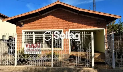 Casa à venda no Centro de Vinhedo, interior de São Paulo.