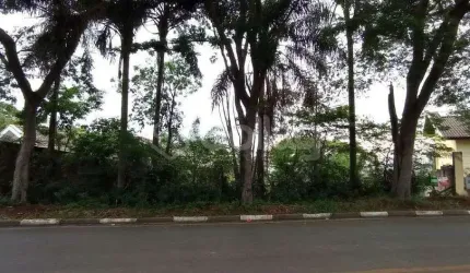 Terreno à venda com 1826 m² sendo 20 metros de frente na cidade de Vinhedo/SP no bairro Jardim Panorama, com leve declive para os fundos.