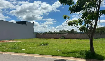 Terreno plano para venda no Condomínio Bosque da Mata em Valinhos, São Paulo.