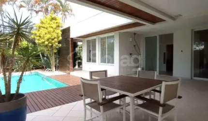 Casa térrea para alugar com três suítes em ótima localização no condomínio Marambaia na cidade de Vinhedo/SP