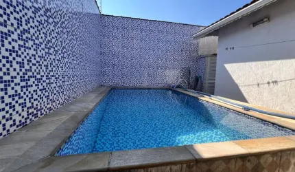 Casa de Esquina com Piscina e 3 Dormitórios (2 Suítes) - Maracanã, a 200 metros da Praia