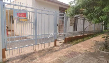 Terreno Amplo em Ótima Localização com 3 Casas Térreas!