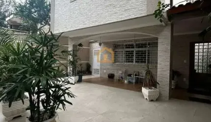 Casa sobrado 3 Dormitórios, sendo 1 suíte espaçosa.